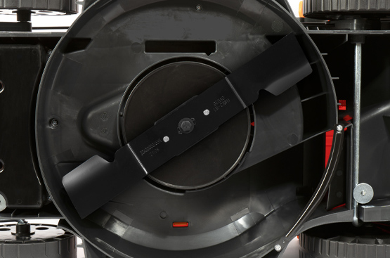 Предотвращает попадание травы и мусора в рабочие механизмы газонокосилки, снижая риск засорений и поломок. Такое решение обеспечивает бесперебойную работу техники, продлевает срок её службы и упрощает уход за оборудованием.