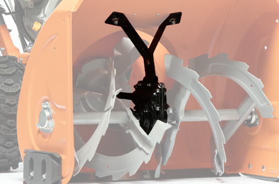 Усиленный редуктор с двумя дополнительными опорами передает до 95% крутящего момента двигателя. Срезные болты на шнеках защищают редуктор от перегрузок. Выходной вал редуктора крепится на подшипниках большого диаметра, что обеспечивает высокую устойчивость механизмов к вибрации и ударам.